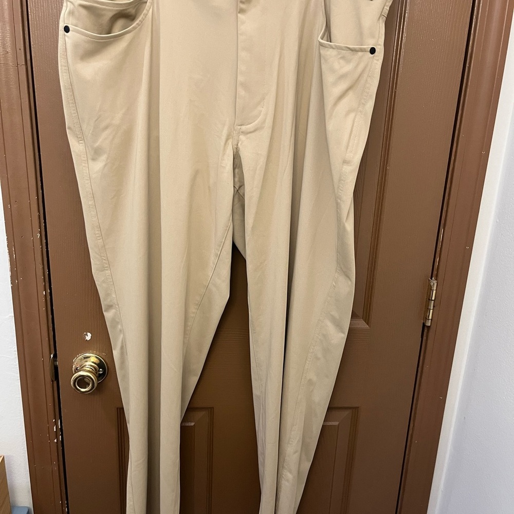 STYLUS Men's Cargo Pants in Tan - NWT